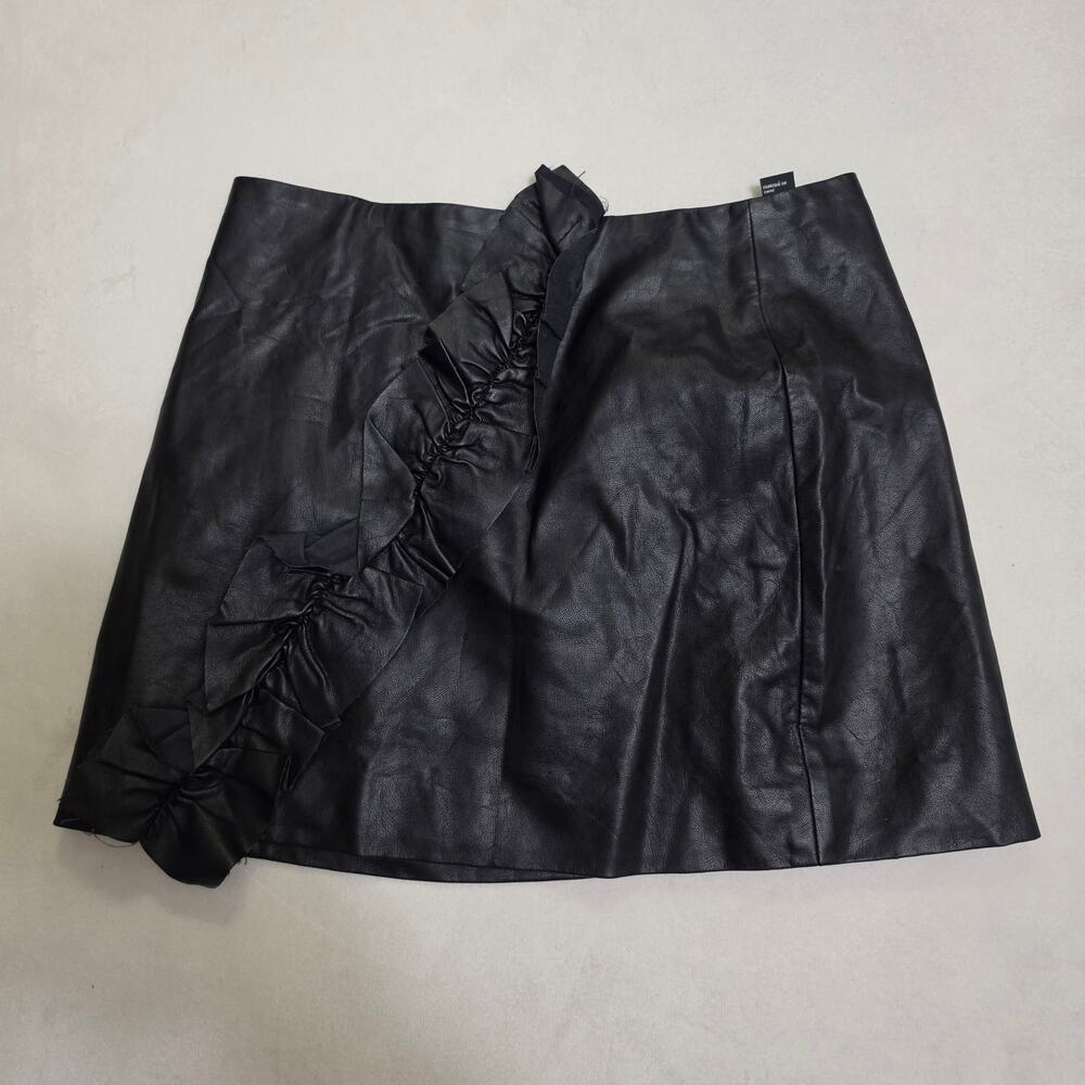 ​Forever 21 Womens Black Faux Leather Ruffled Mini Skirt Side Zip Size Large L